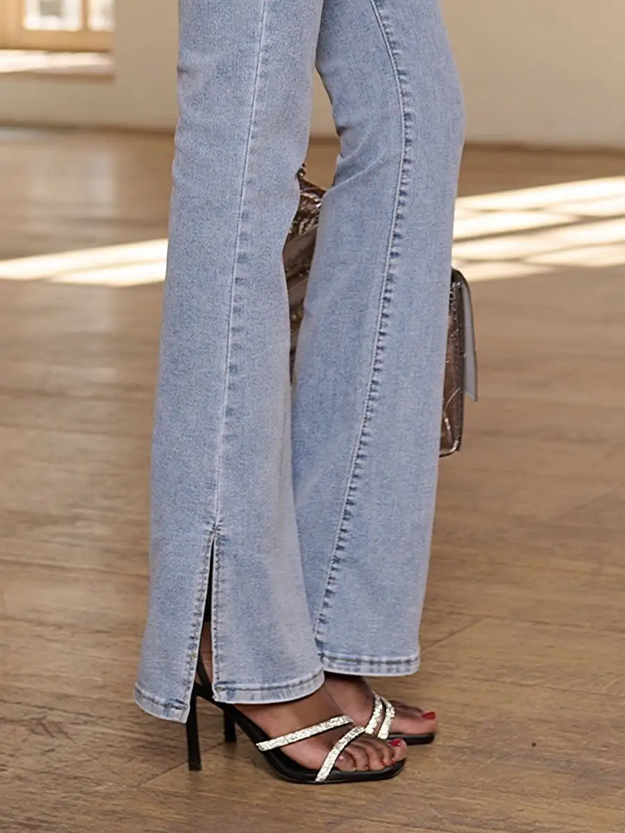 Джинсы клеш от колена с разрезами