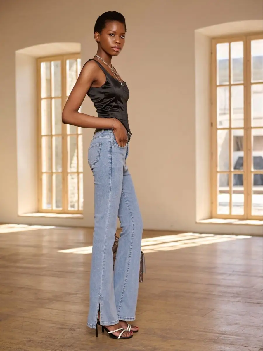 Джинсы клеш от колена с разрезами