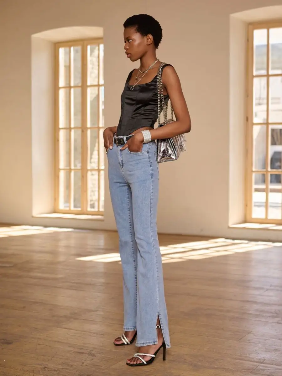 Джинсы клеш от колена с разрезами