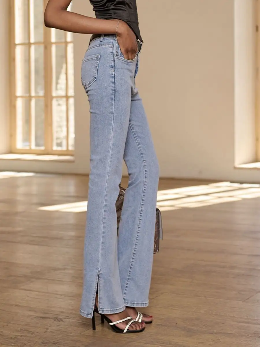 Джинсы клеш от колена с разрезами