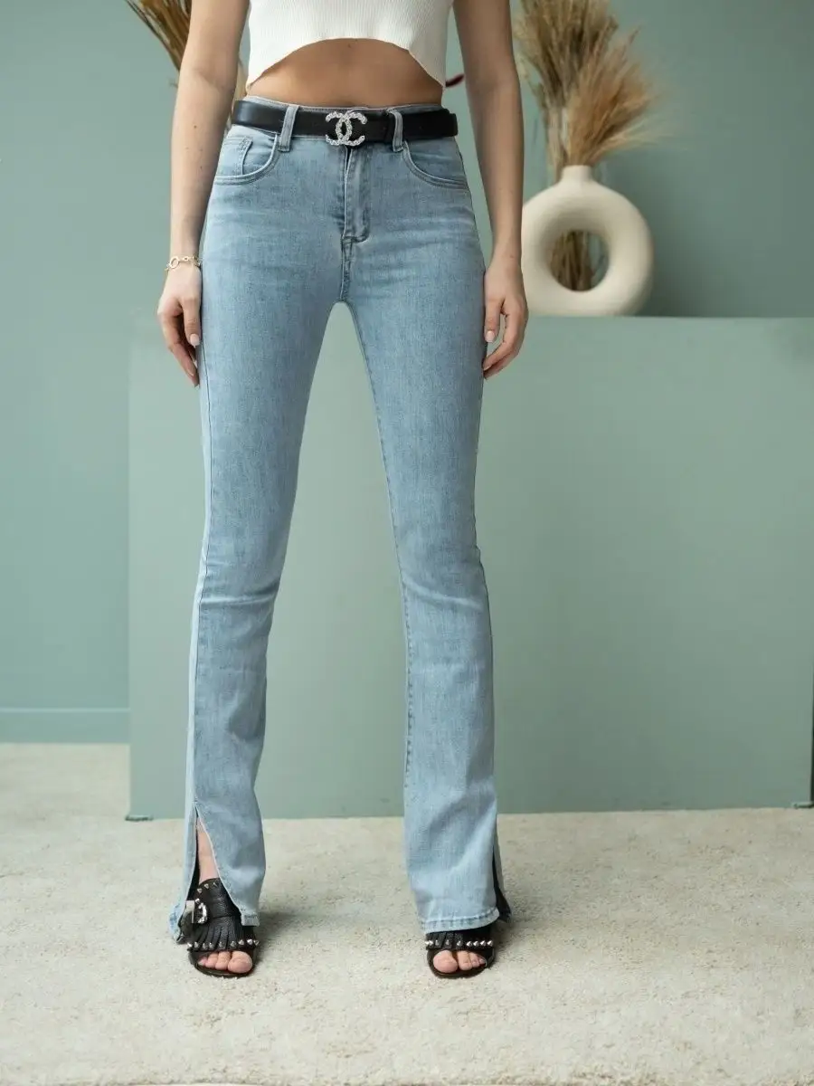 Джинсы клеш от колена с разрезами