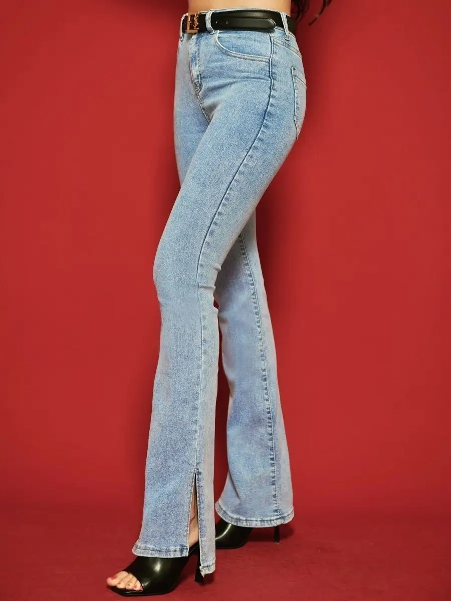 Джинсы клеш от колена с разрезами