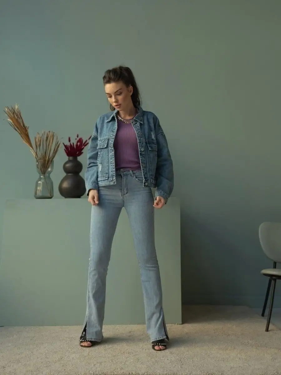 Джинсы клеш от колена с разрезами