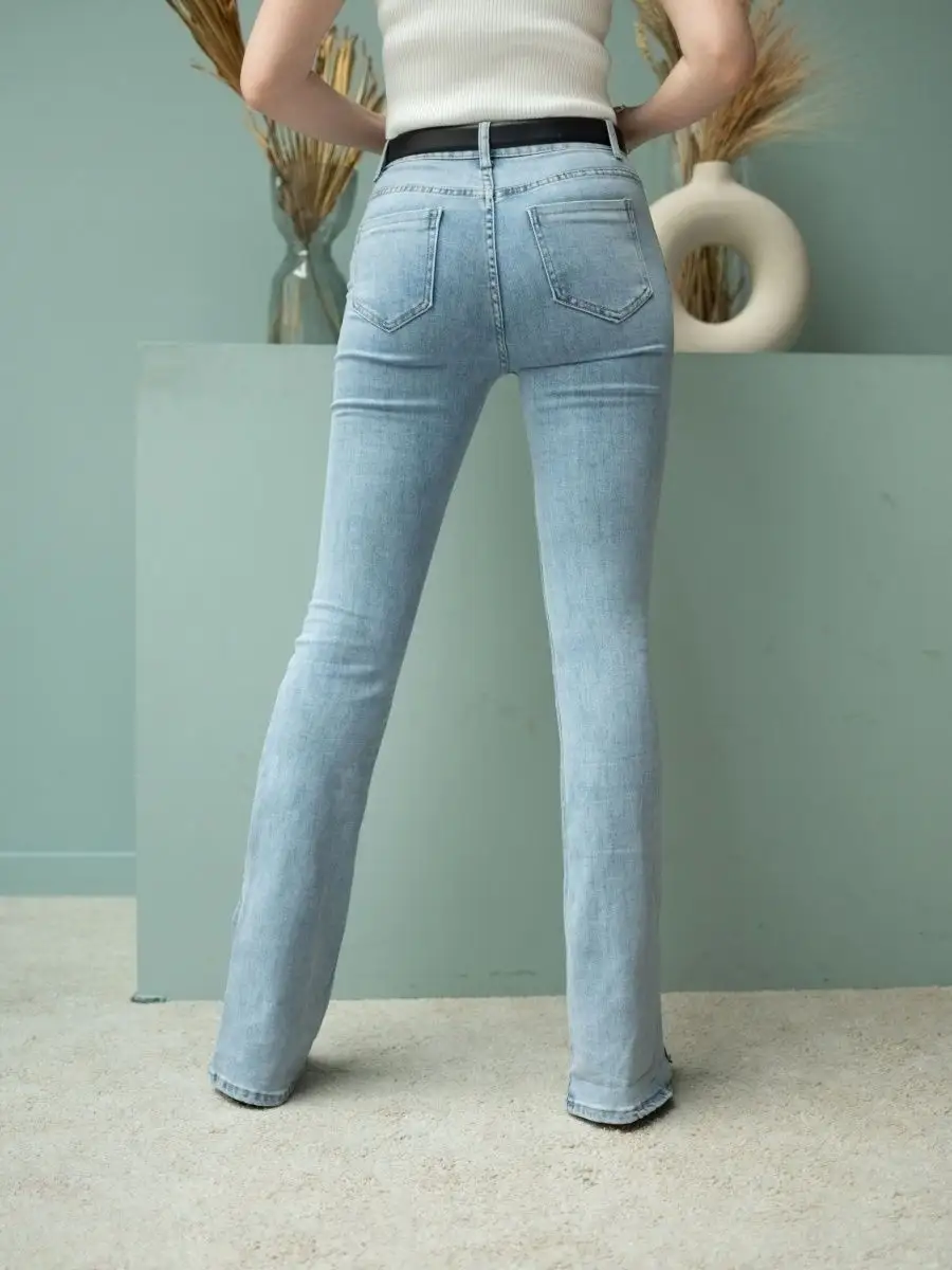 Джинсы клеш от колена с разрезами