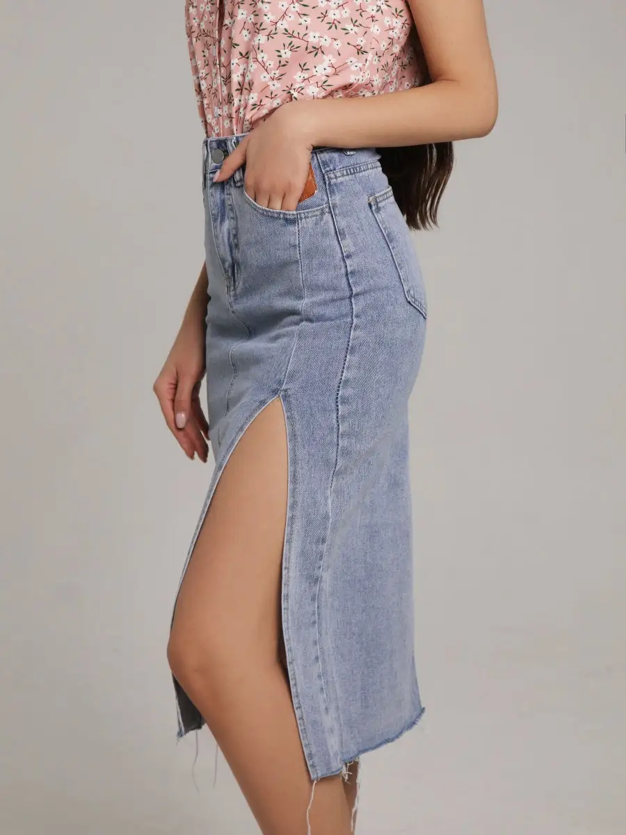 Пудровая юбка женская джинсовая с разрезом в офис