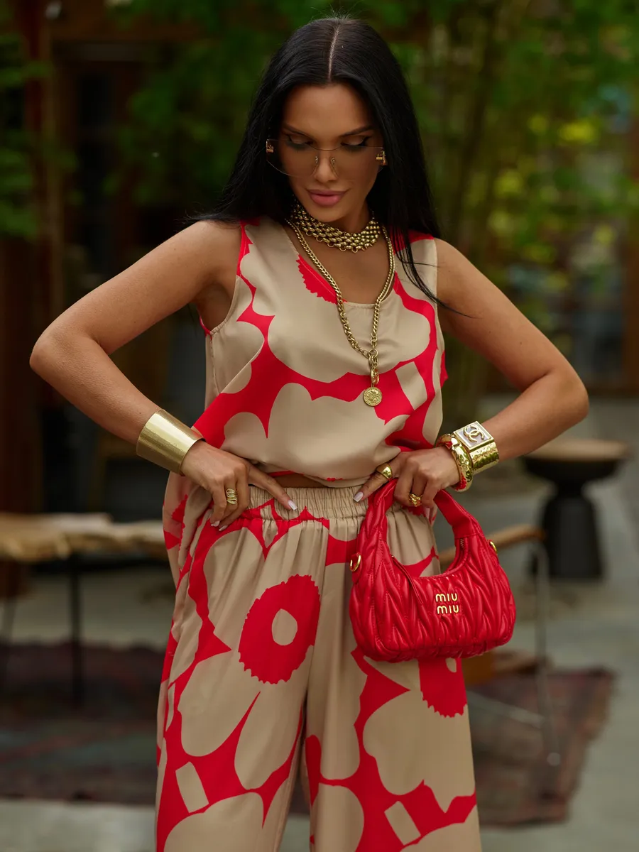 Красный костюм брючный праздничный