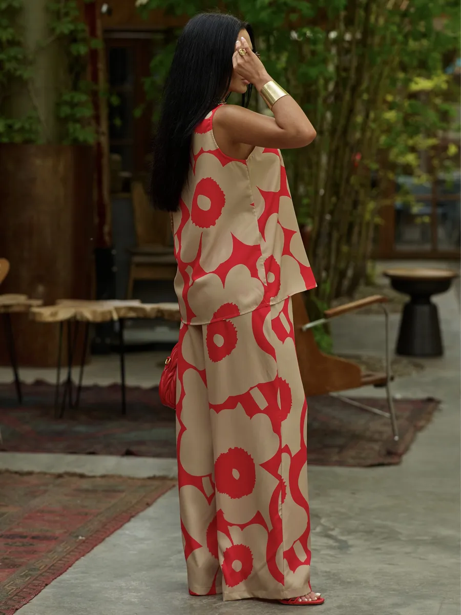 Красный костюм брючный праздничный