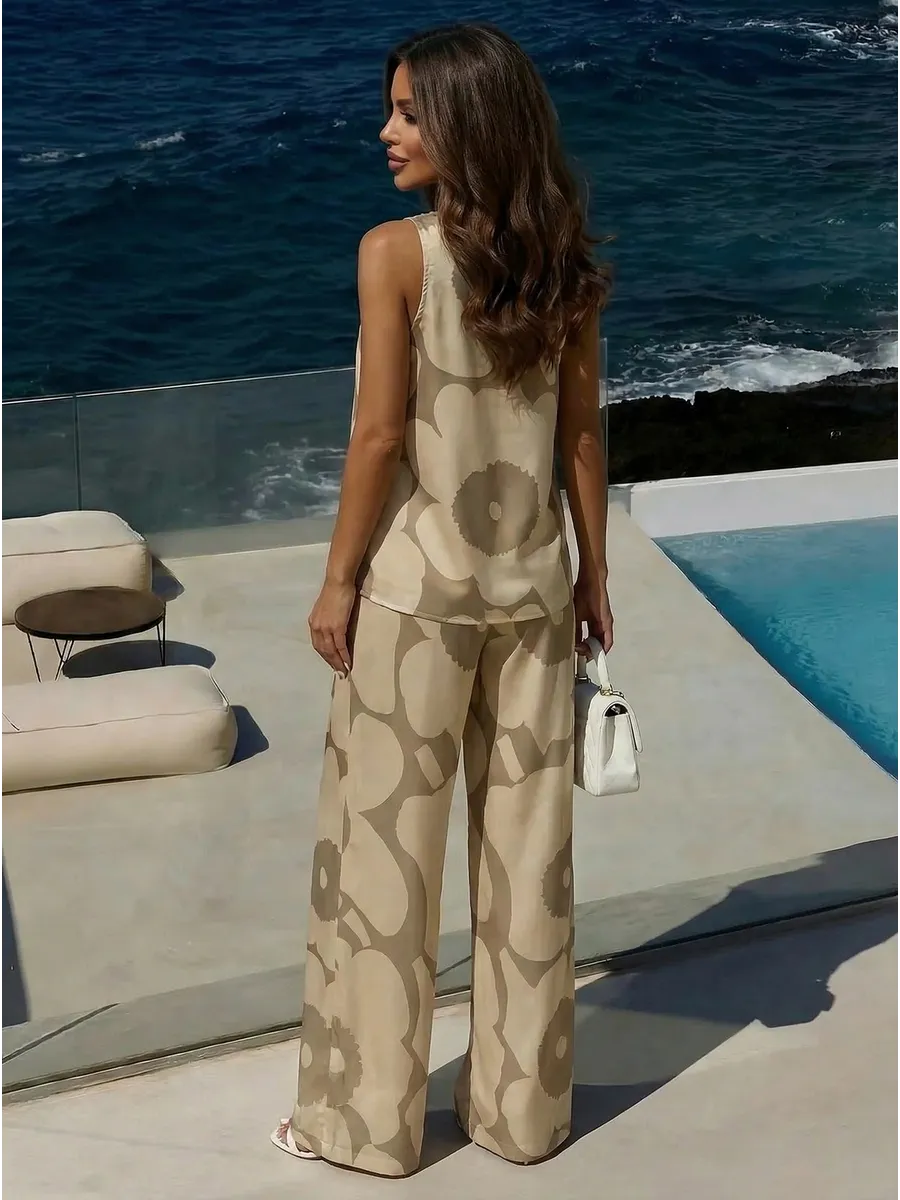 Бежевый костюм брючный праздничный