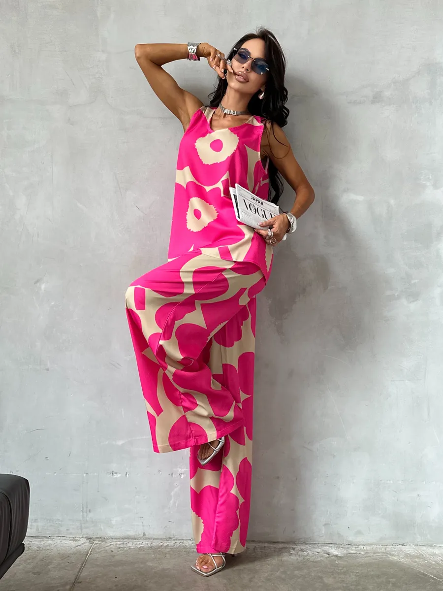 Розовый костюм брючный праздничный