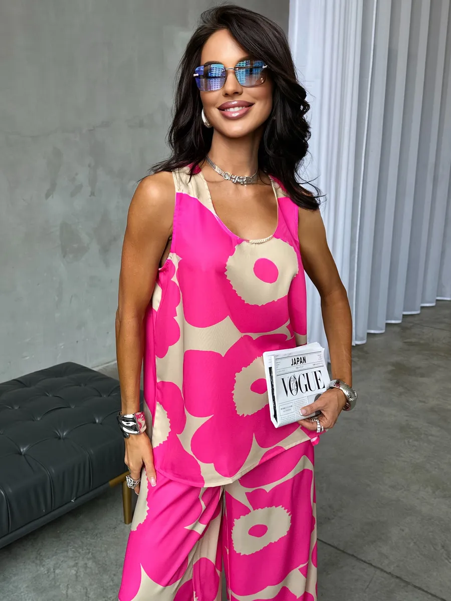 Розовый костюм брючный праздничный