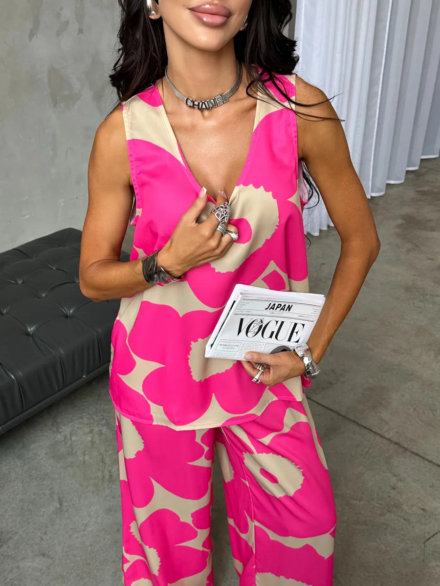 Розовый костюм брючный праздничный