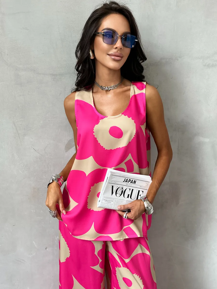 Розовый костюм брючный праздничный