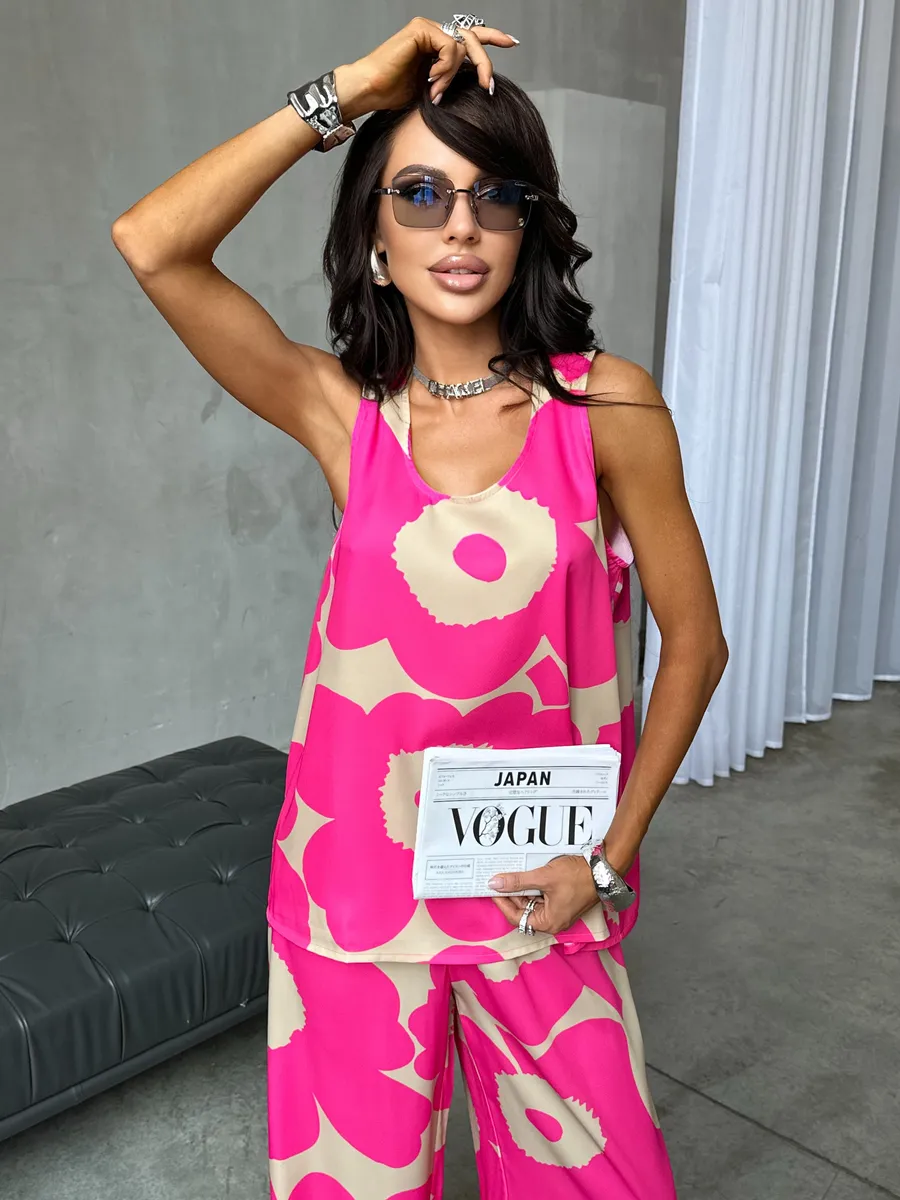 Розовый костюм брючный праздничный