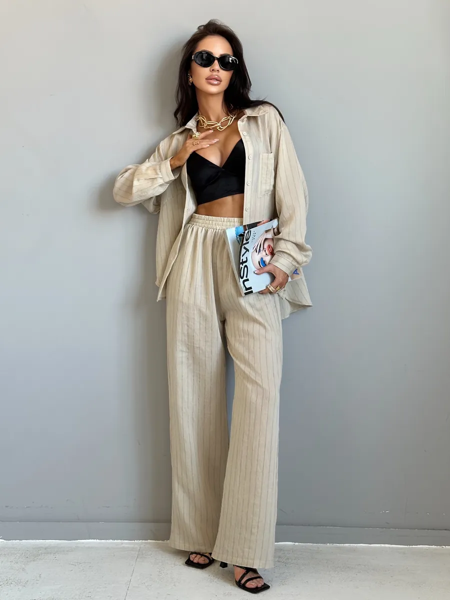 Бежевый костюм брючный летний