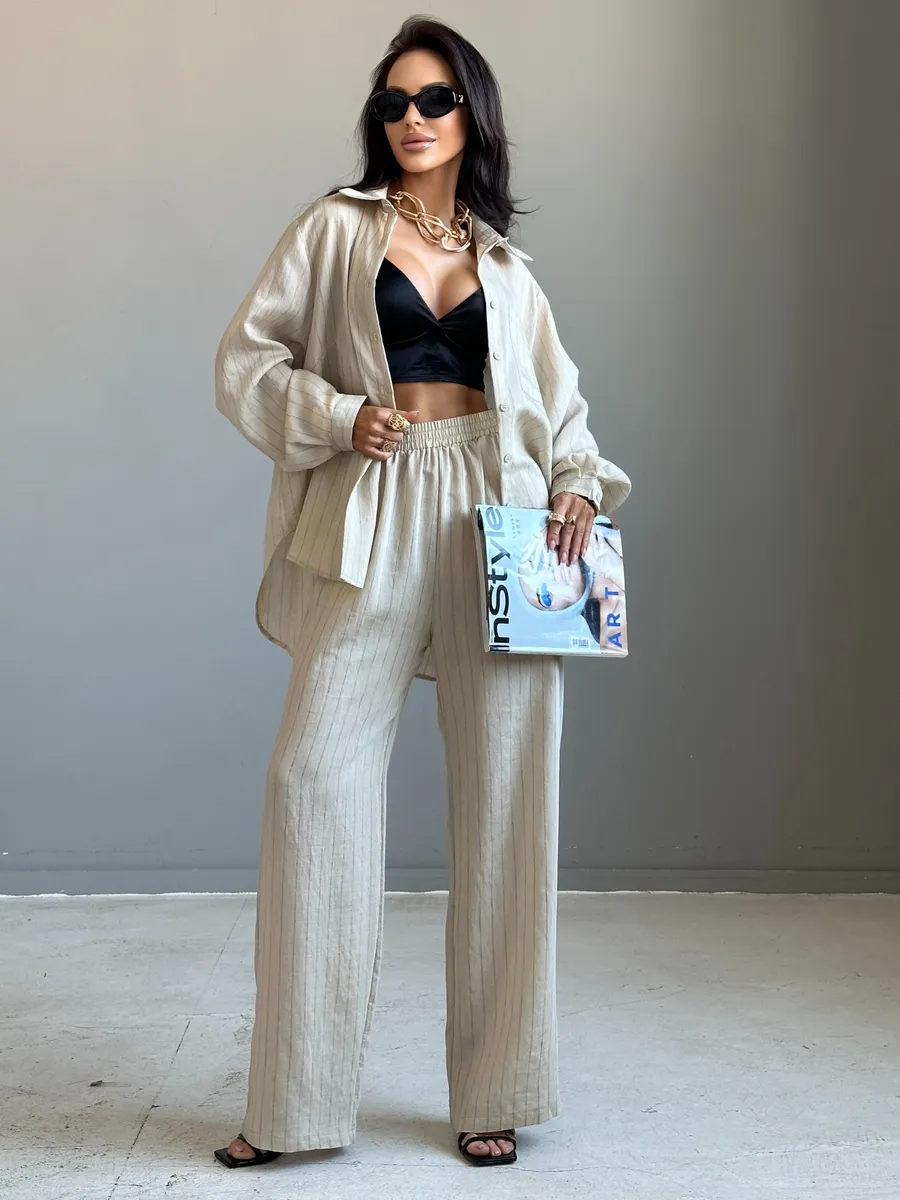 Бежевый костюм брючный летний