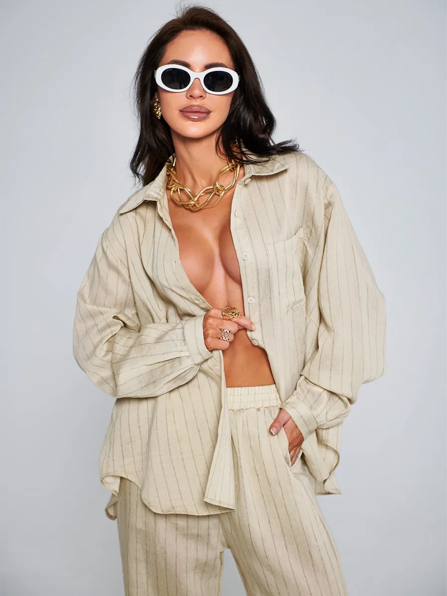 Бежевый костюм брючный летний