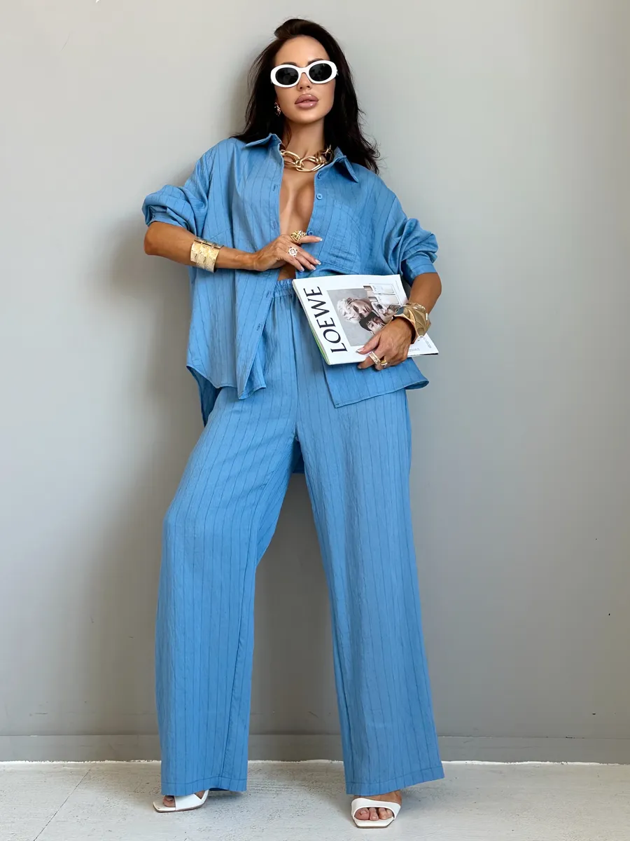 Голубой костюм брючный летний