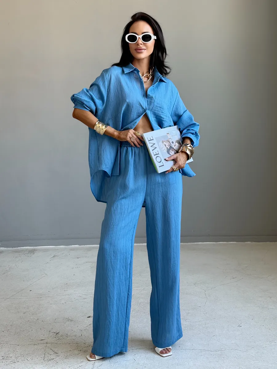Голубой костюм брючный летний