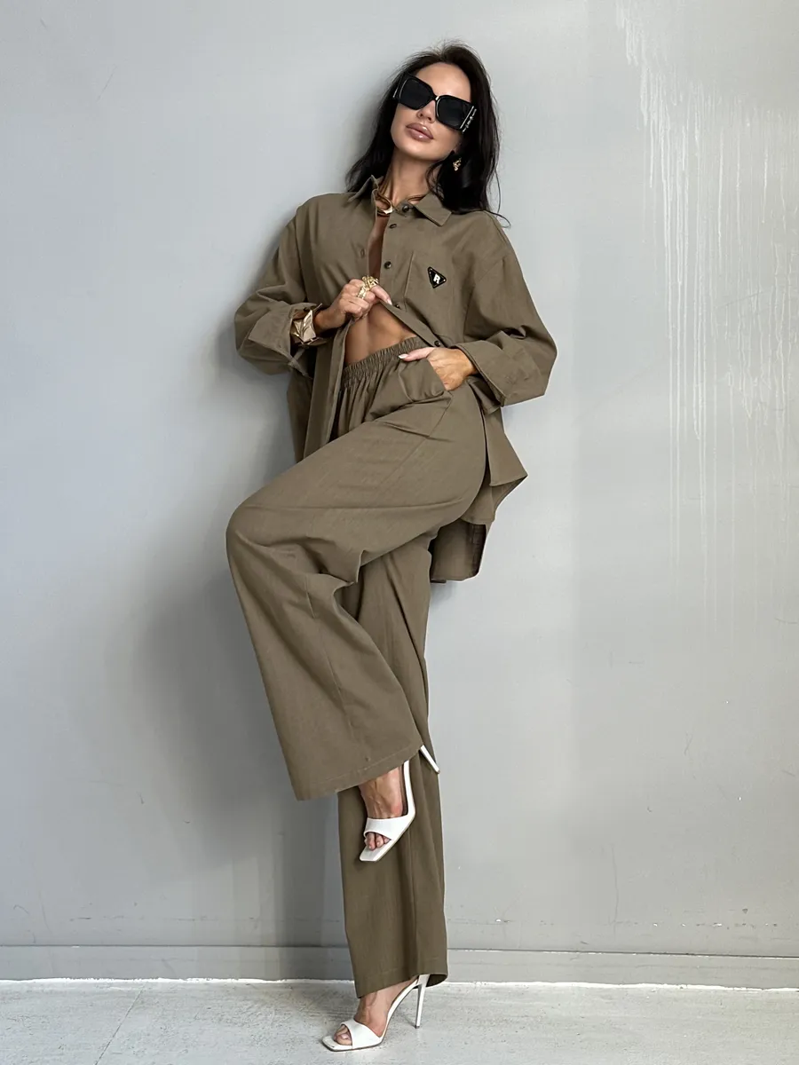 Светло-коричневый костюм брючный летний