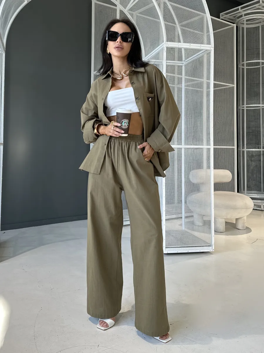 Светло-коричневый костюм брючный летний