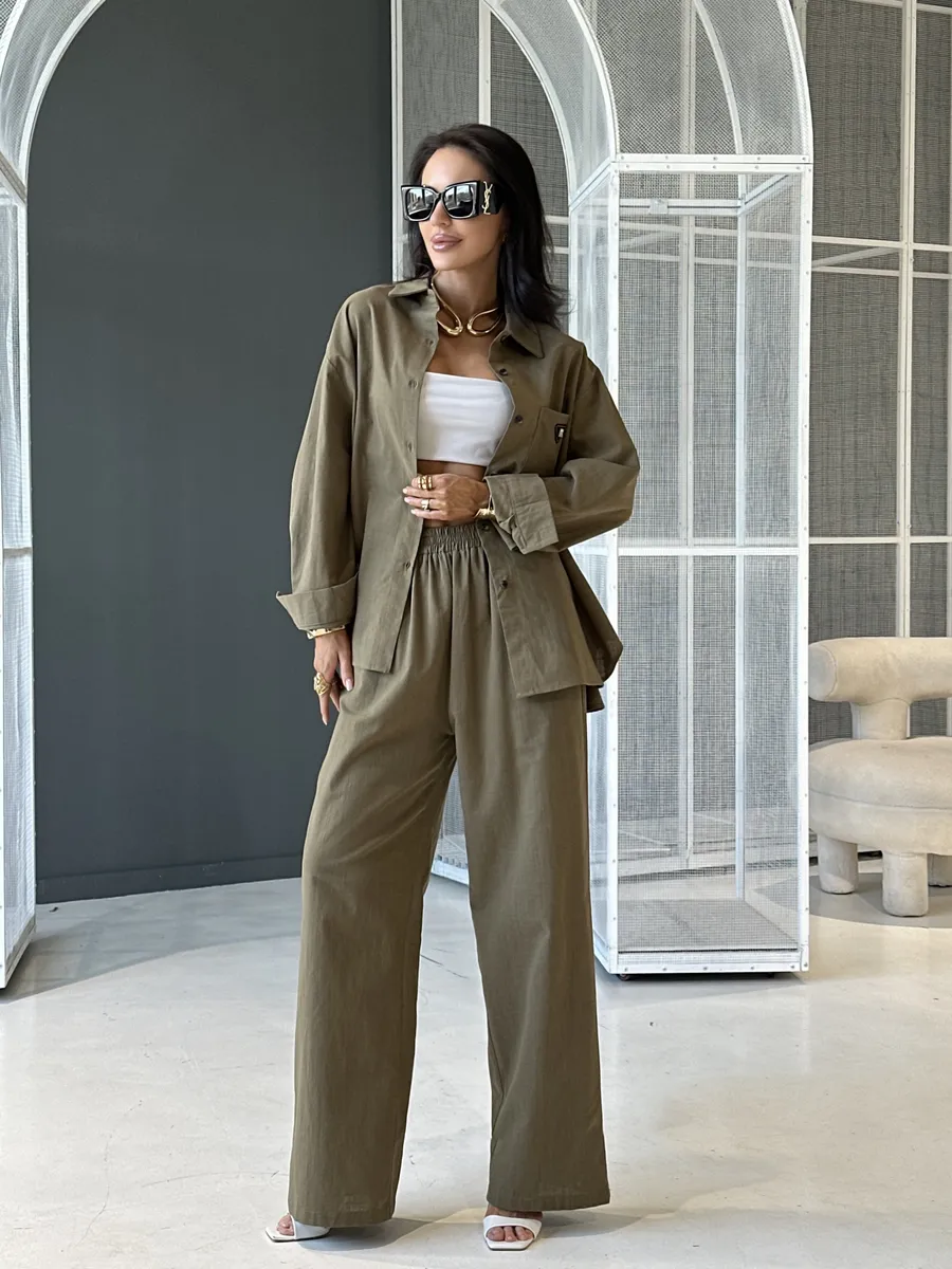 Светло-коричневый костюм брючный летний