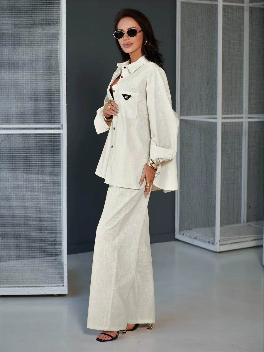 Бежевый костюм брючный летний