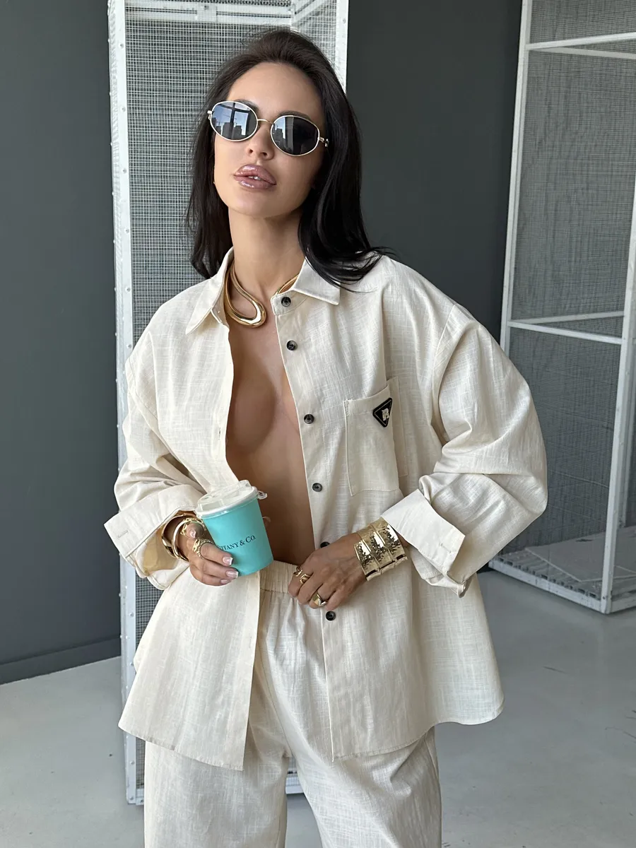 Бежевый костюм брючный летний