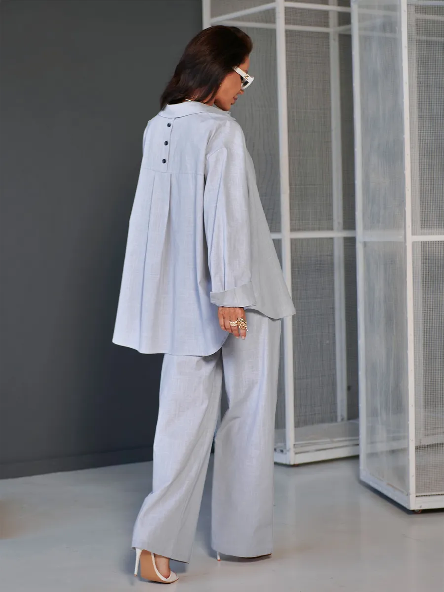 Серый костюм брючный летний