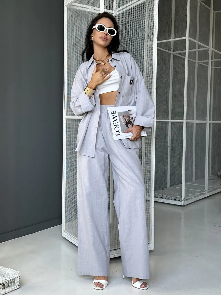 Серый костюм брючный летний