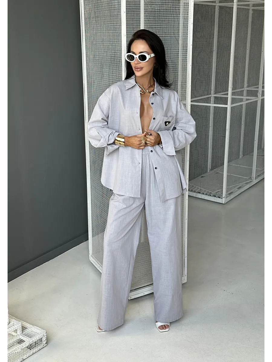 Серый костюм брючный летний