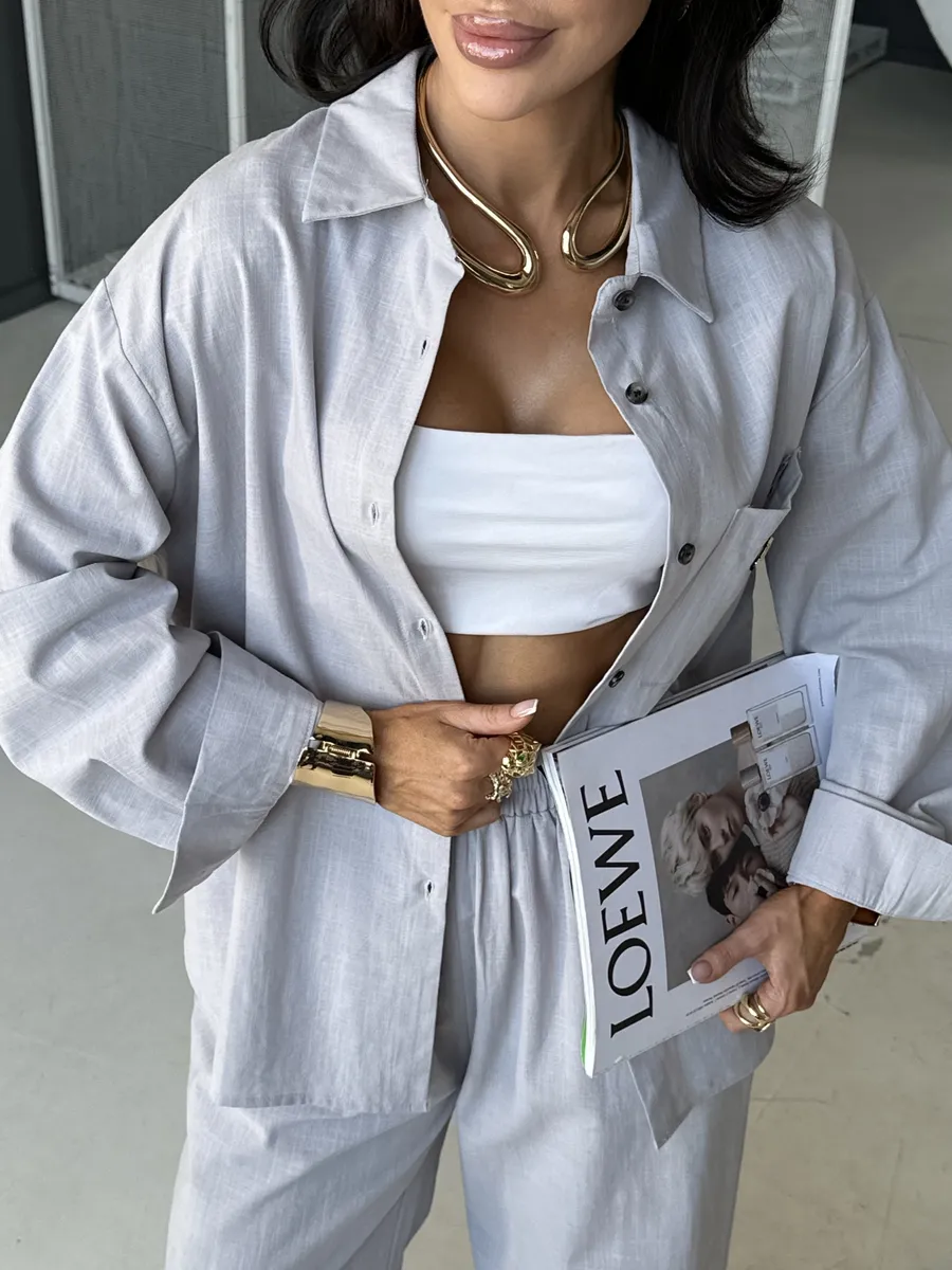 Серый костюм брючный летний