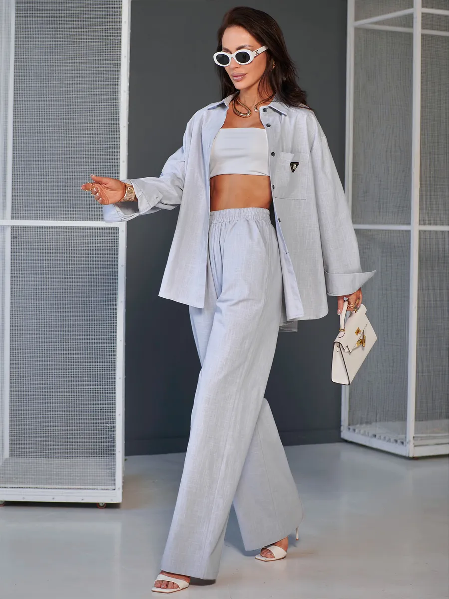 Серый костюм брючный летний