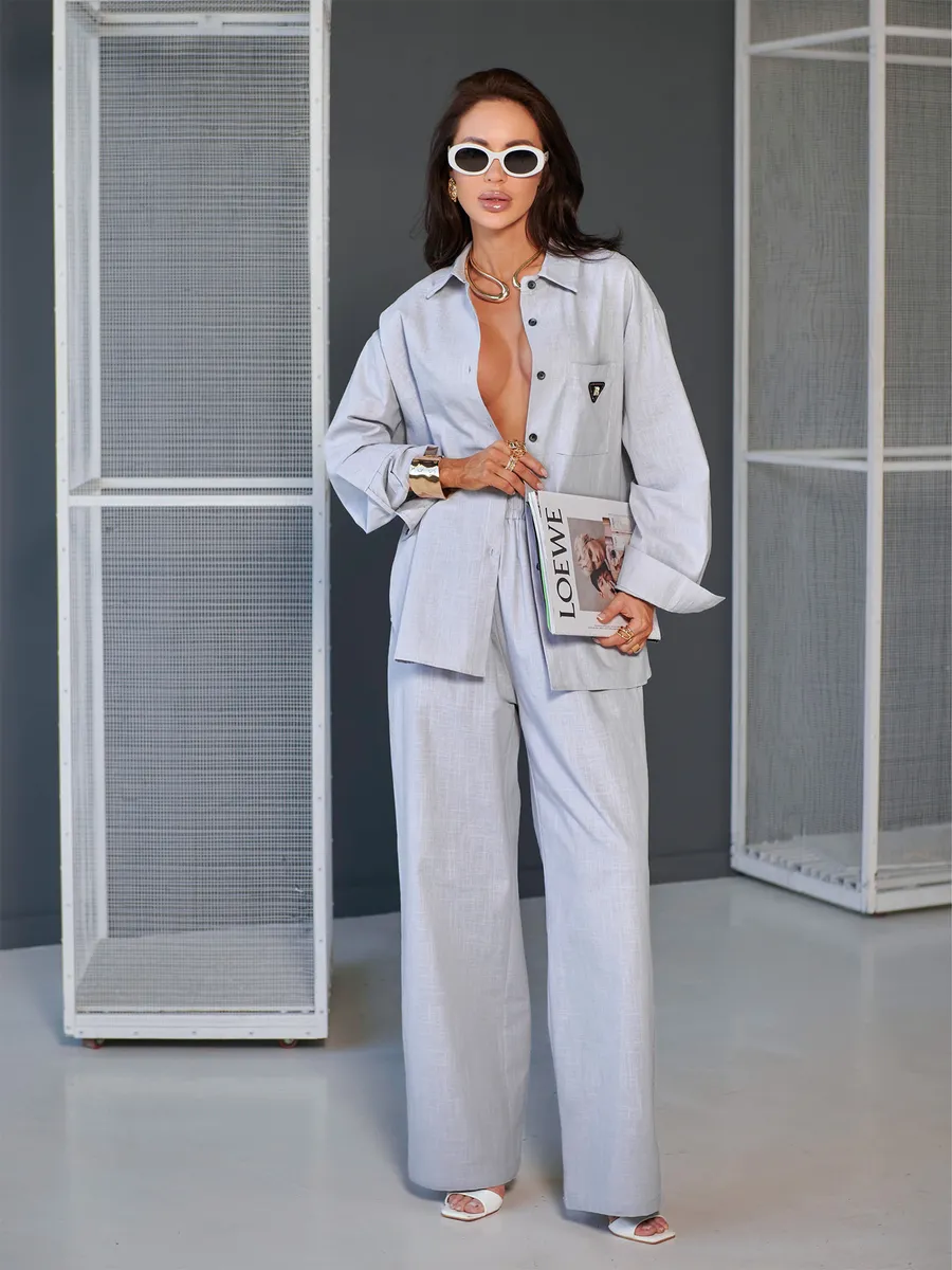 Серый костюм брючный летний