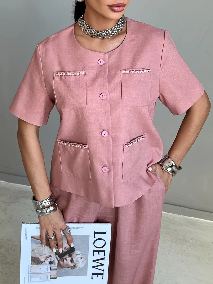 Розовый костюм женский брючный