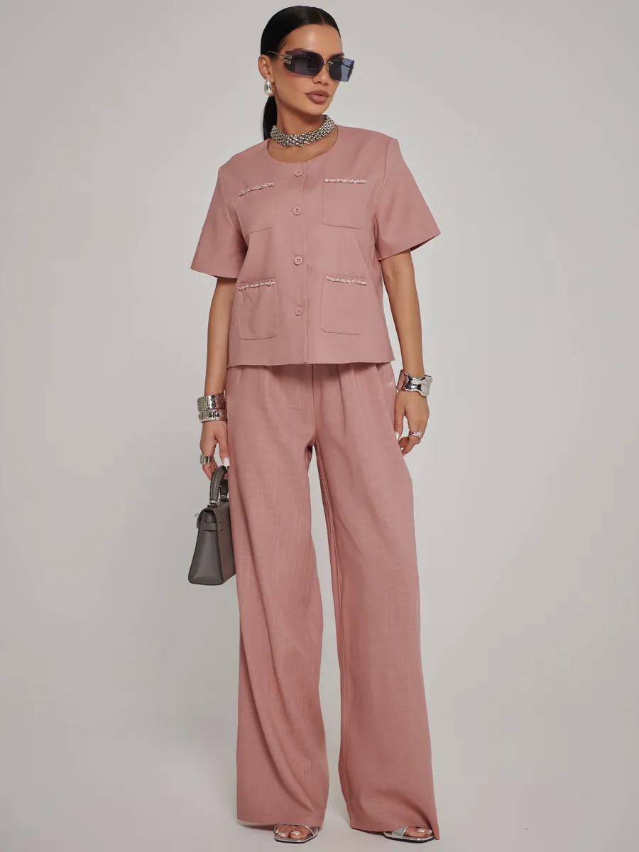 Розовый костюм женский брючный