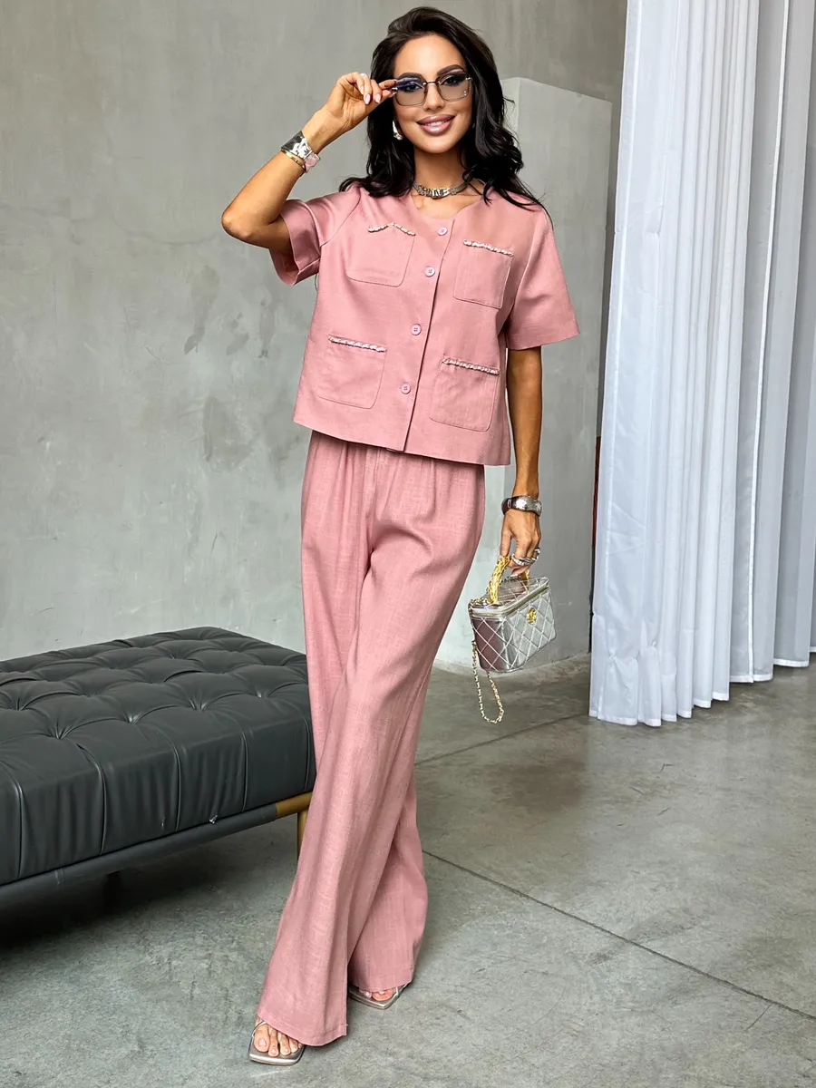 Розовый костюм женский брючный