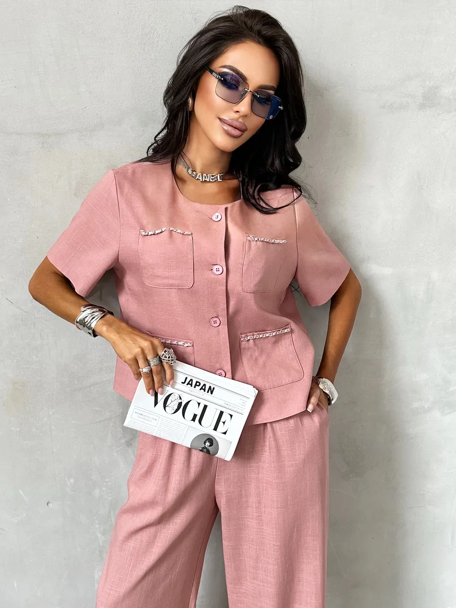 Розовый костюм женский брючный