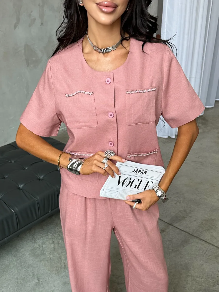 Розовый костюм женский брючный