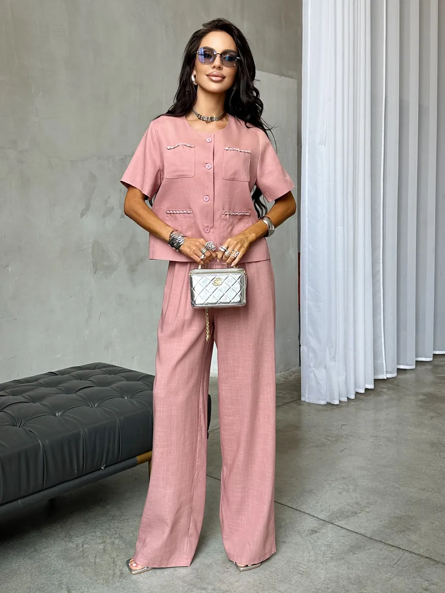Розовый костюм женский брючный