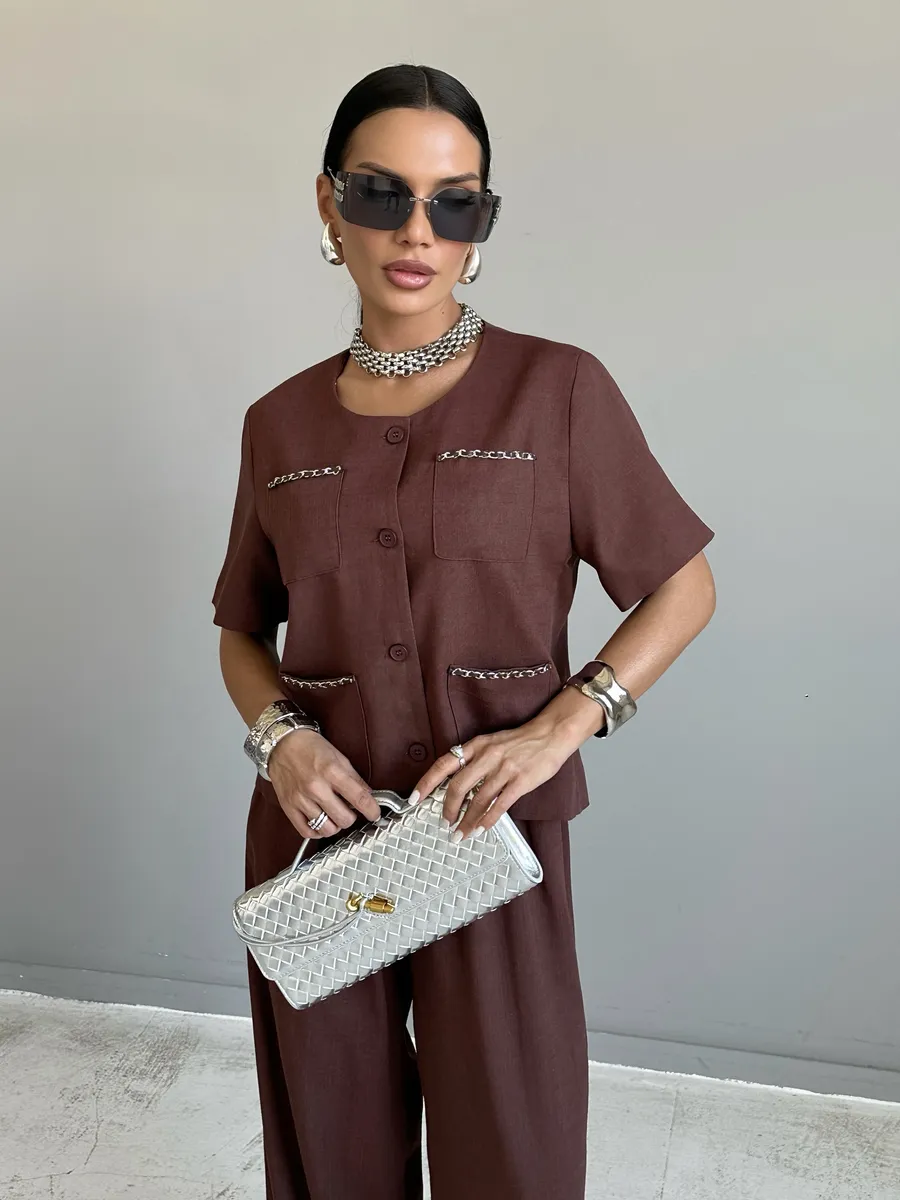 Коричневый костюм женский брючный