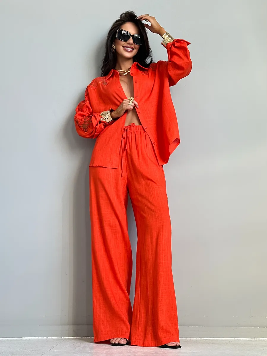 Оранжевый костюм женский брючный