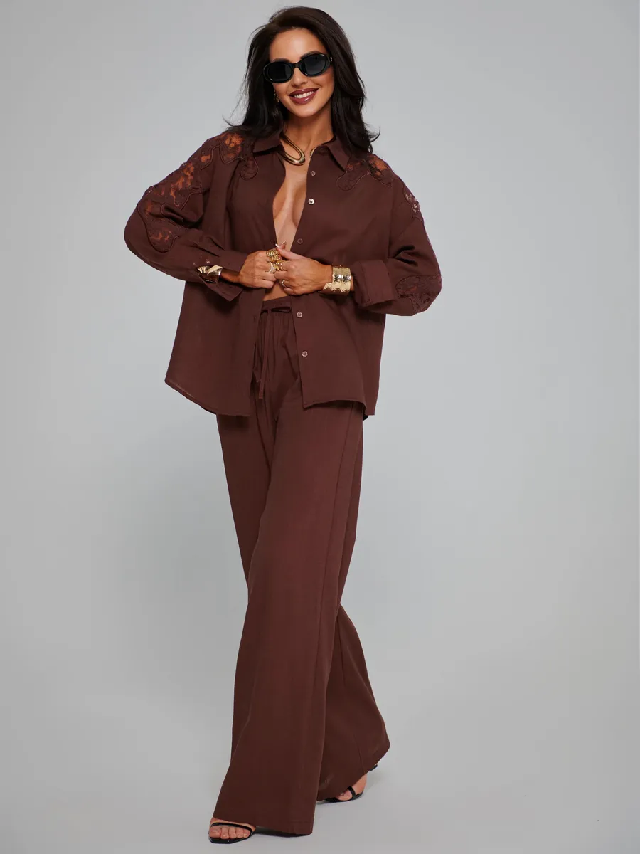 Коричневый костюм женский брючный
