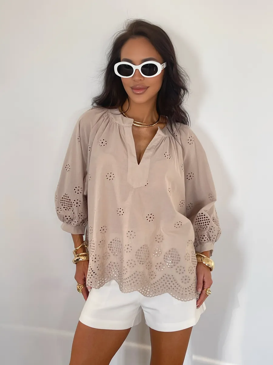 Бежевая блузка нарядная летняя