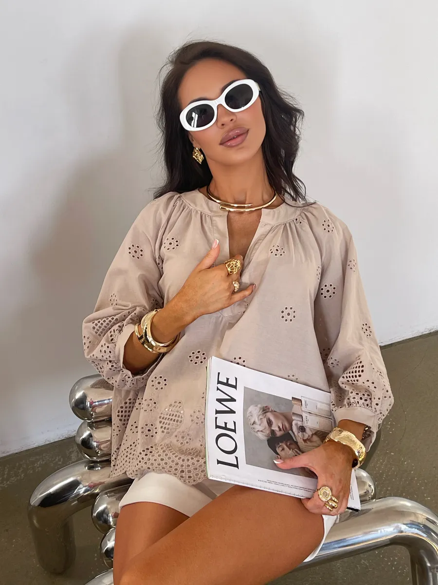 Бежевая блузка нарядная летняя