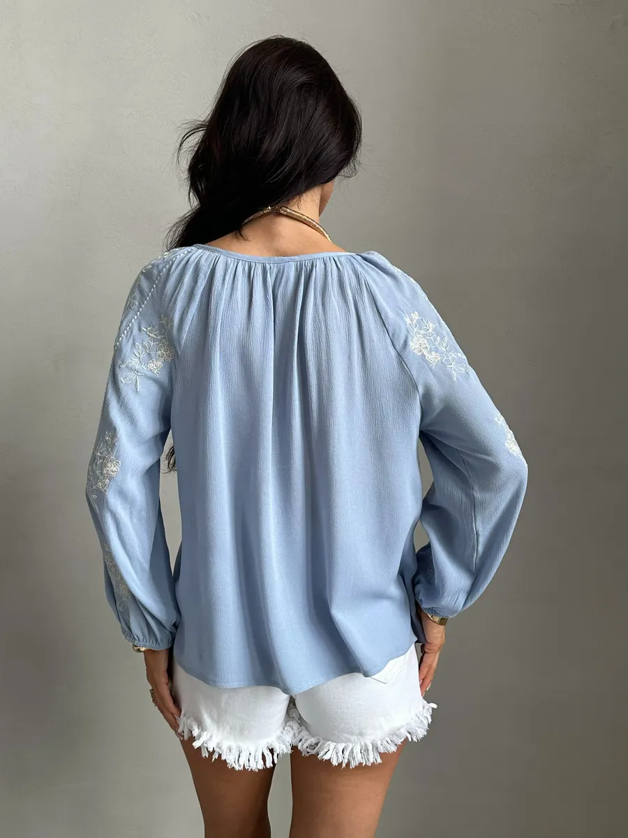 Голубая блузка нарядная летняя
