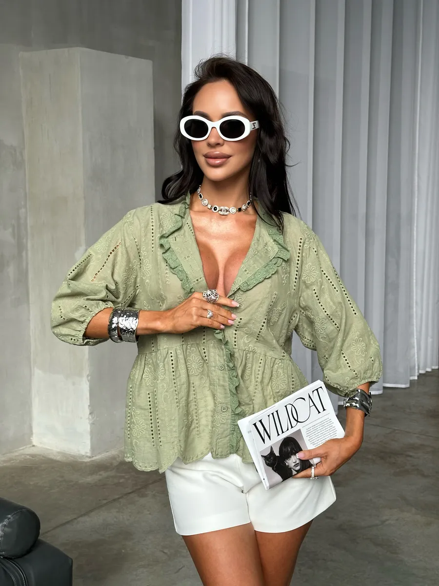 Оливковая блузка нарядная летняя