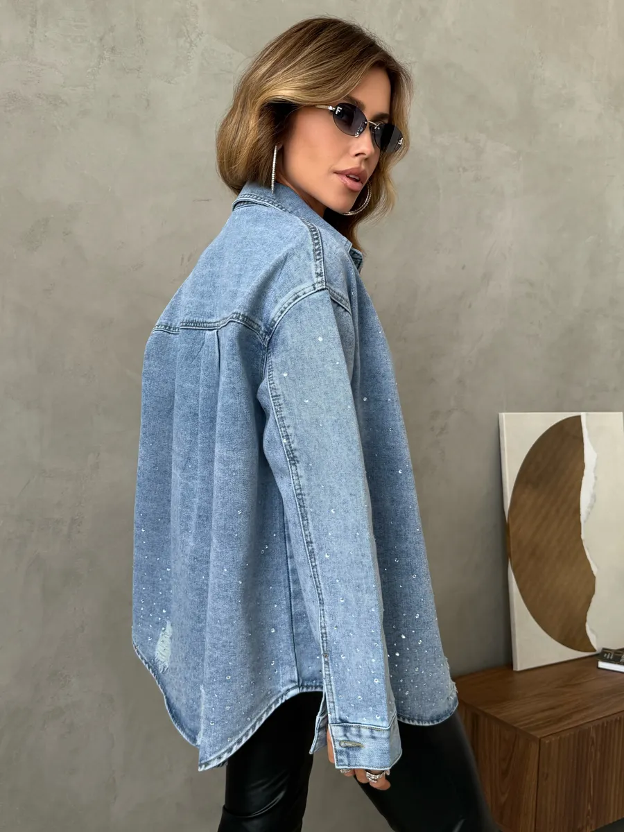 Синяя джинсовая рубашка