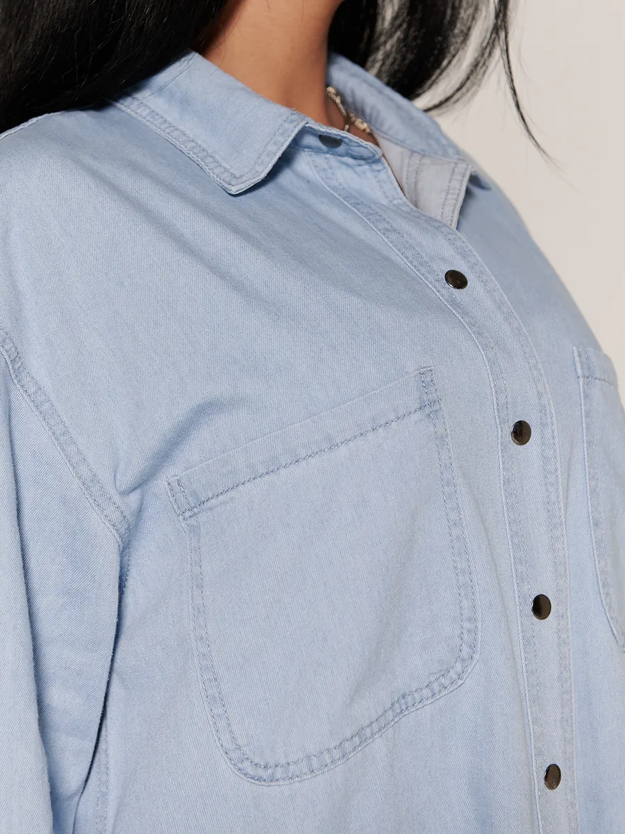 Синяя джинсовая рубашка оверсайз