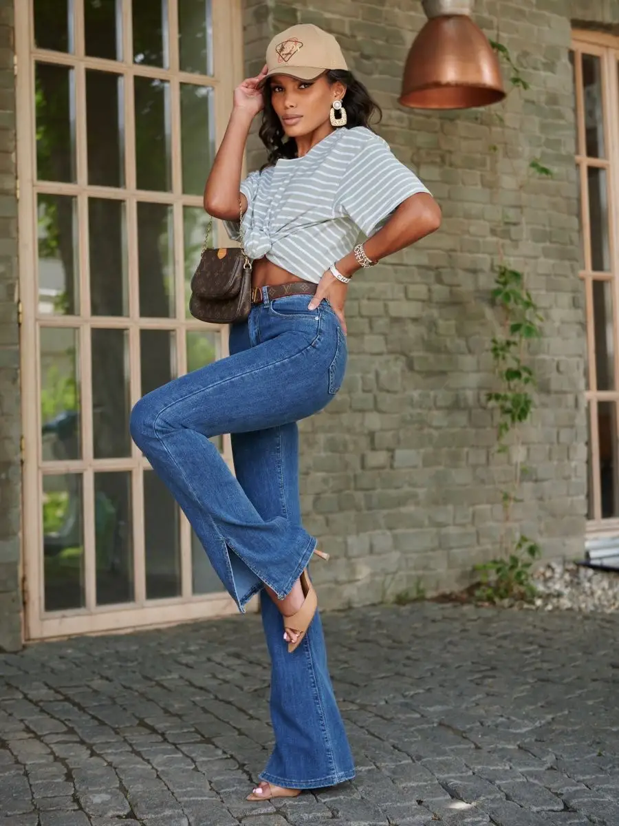 Джинсы клеш от колена с разрезами