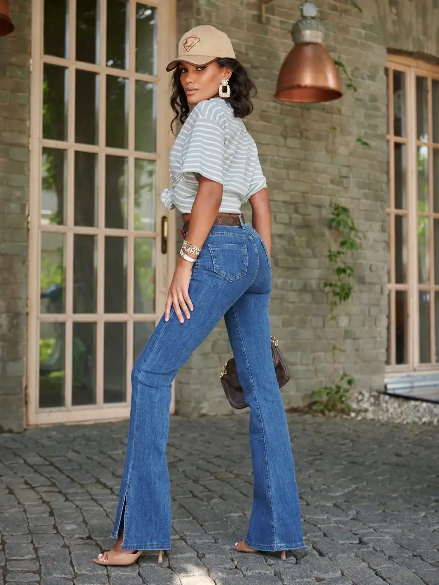 Джинсы клеш от колена с разрезами